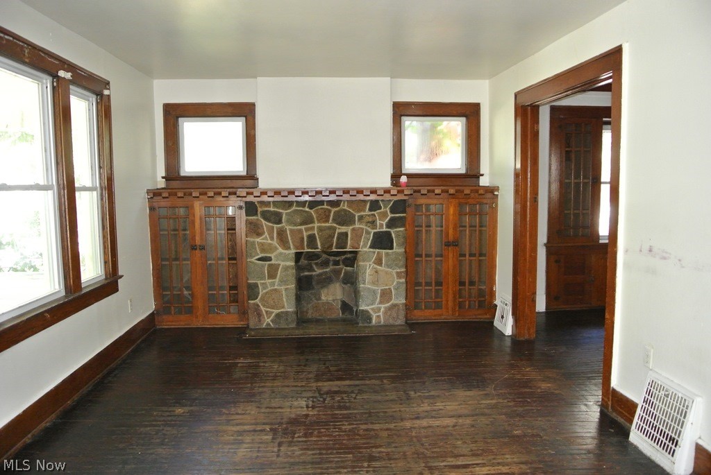 695 Aberdeen Street Akron, OH 44310 - Photo 6 of 25 Living room with fireplace