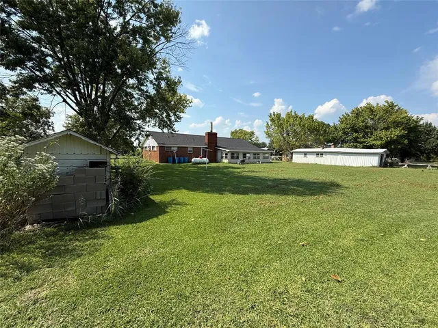 a view of a backyard