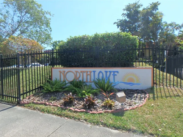 a view of a garden with plants in front of it