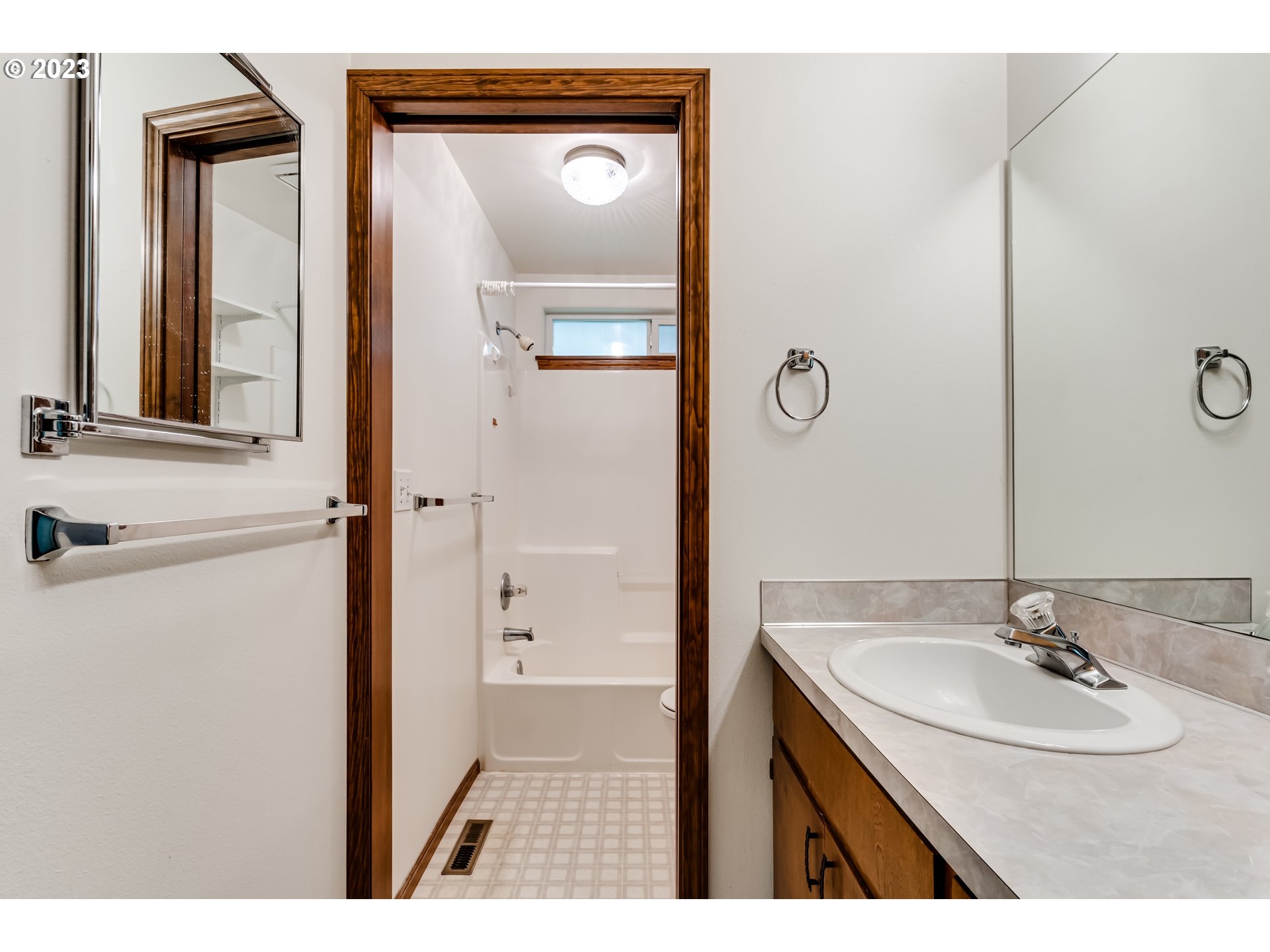 2991 Brett Loop Eugene, OR 97404 - Photo 8 of 18 Bathroom