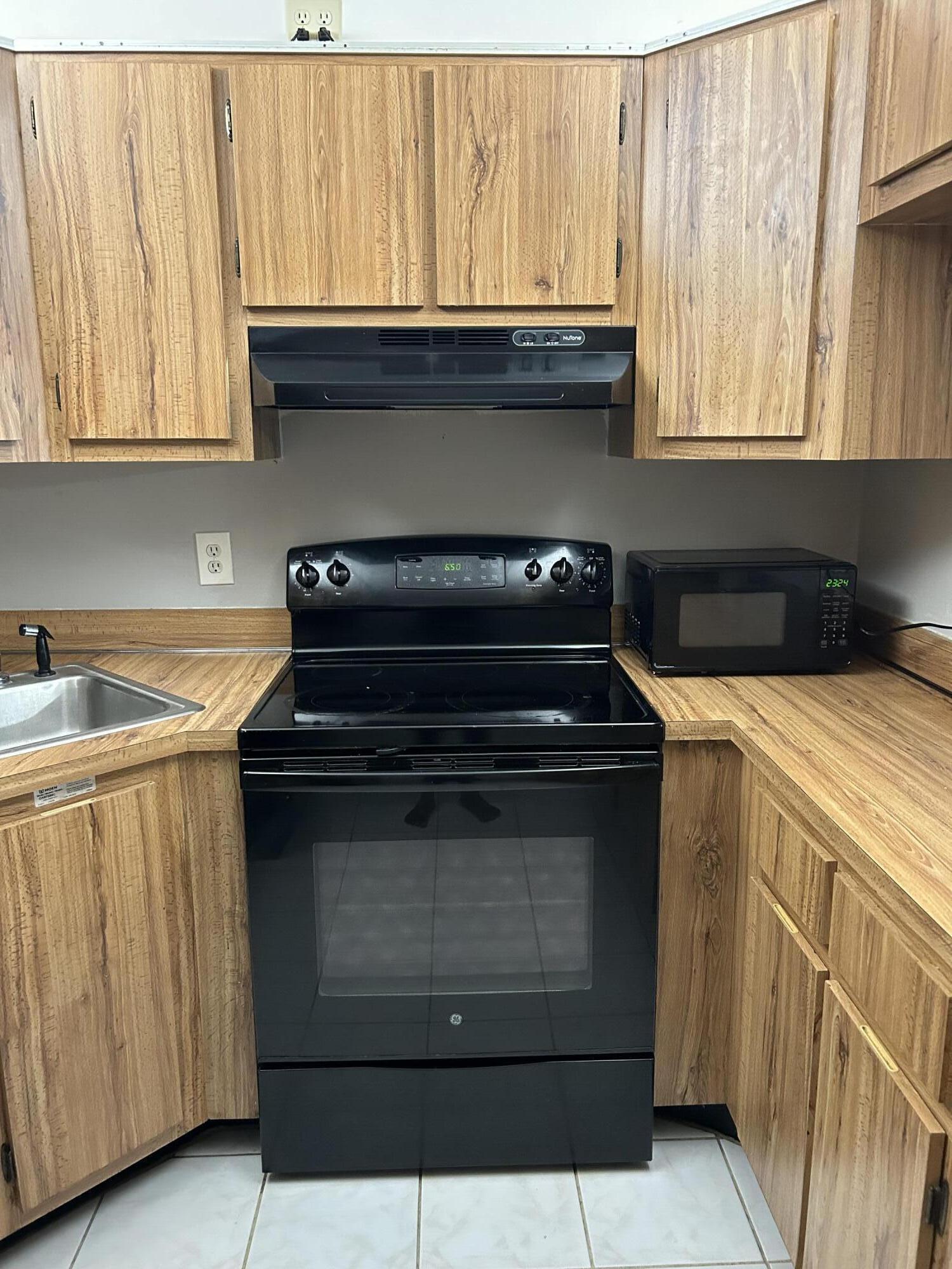 1003 Green Pine Boulevard, Unit E2 West Palm Beach, FL 33409 - Photo 2 of 13 KITCHEN