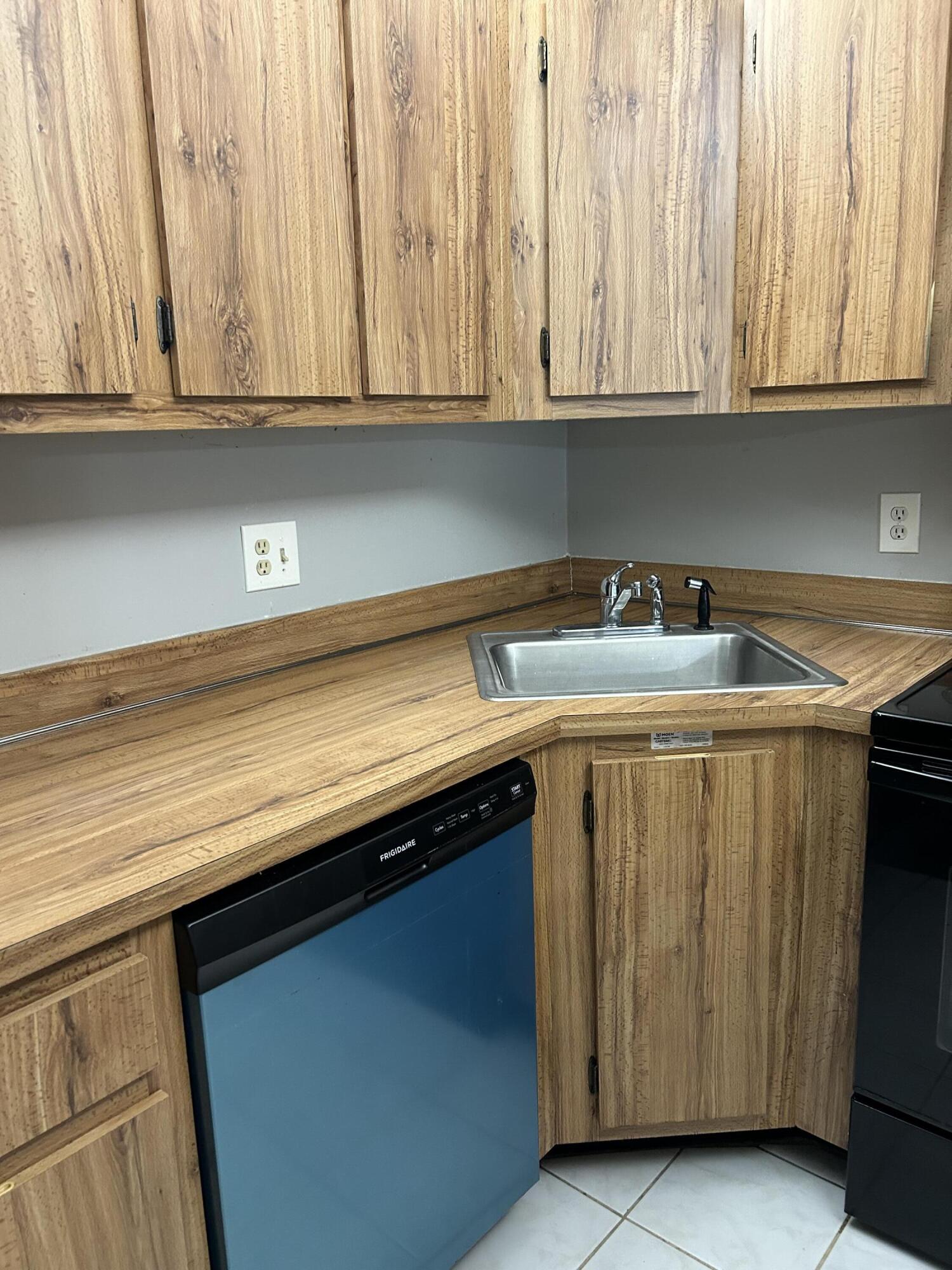 1003 Green Pine Boulevard, Unit E2 West Palm Beach, FL 33409 - Photo 4 of 13 KITCHEN