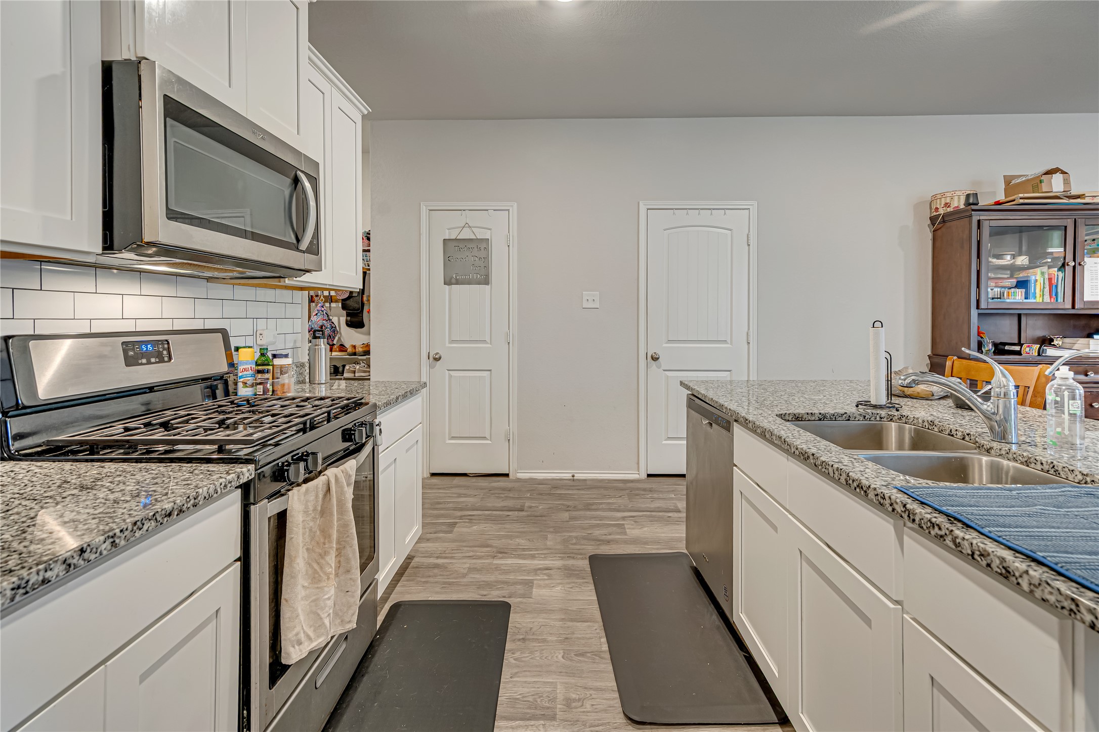 8022 Front Nine Lane Navasota, TX 77868 - Photo 10 of 30 a kitchen with stainless steel appliances granite countertop a sink stove and refrigerator