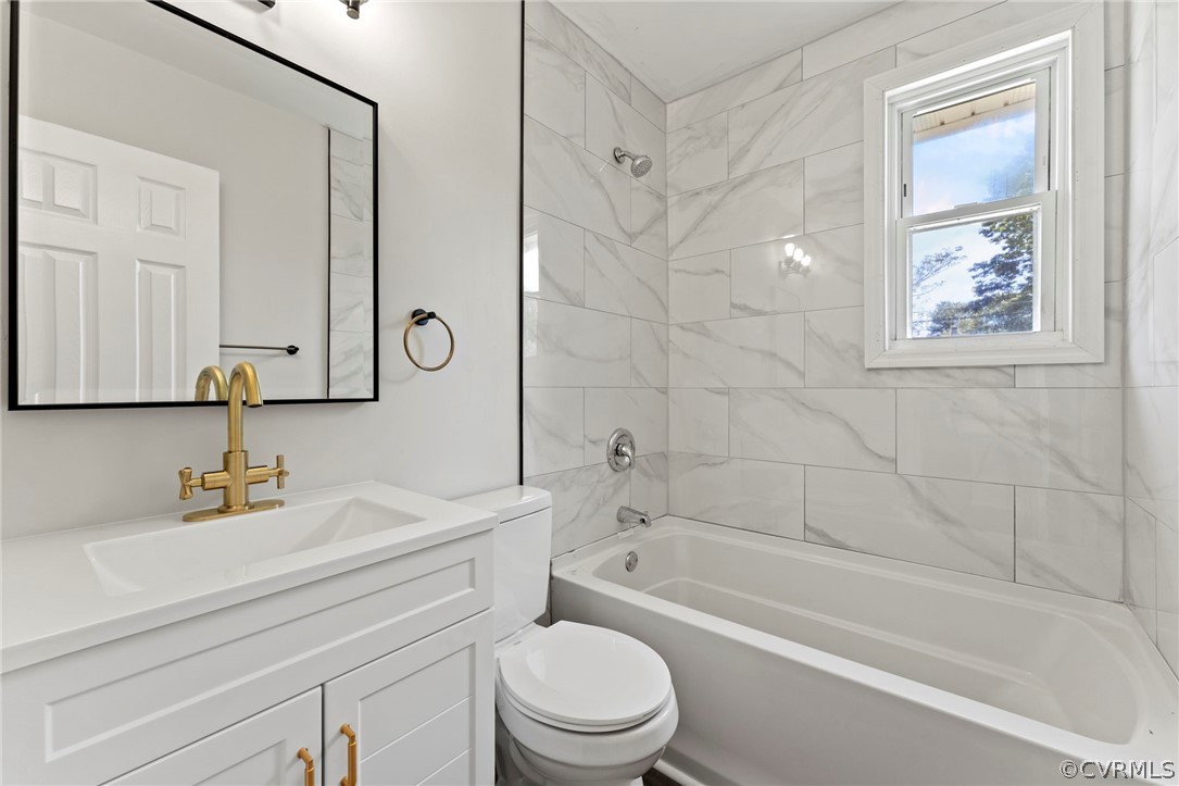 3319 Croydon Road Richmond, VA 23223 - Photo 14 of 22 a bathroom with a sink a toilet and a bathtub