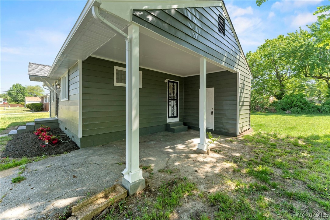 3319 Croydon Road Richmond, VA 23223 - Photo 3 of 22 a backyard of a house with lots of green space