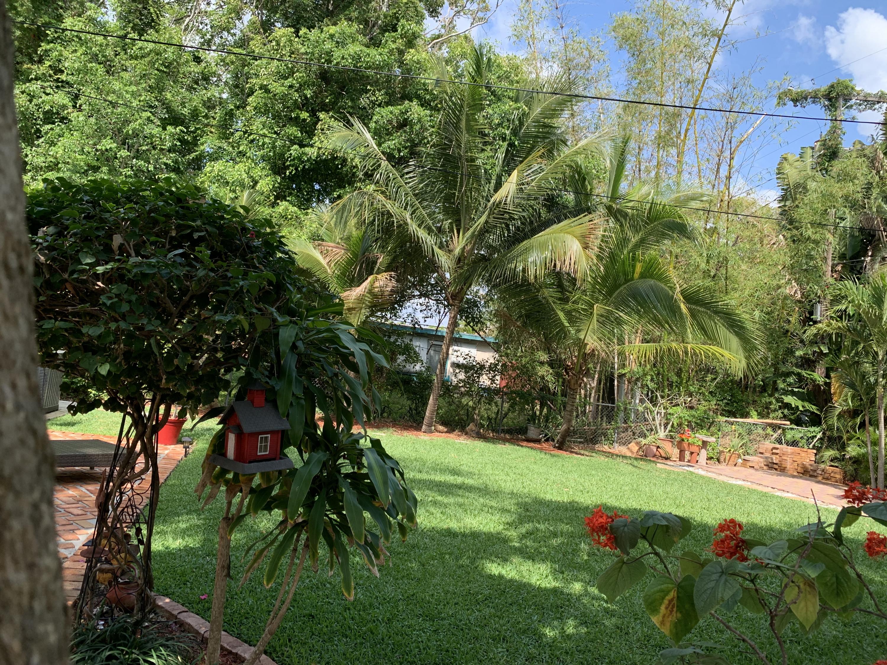 255 Cortez Road West Palm Beach, FL 33405 - Photo 5 of 26 a picture of flowers