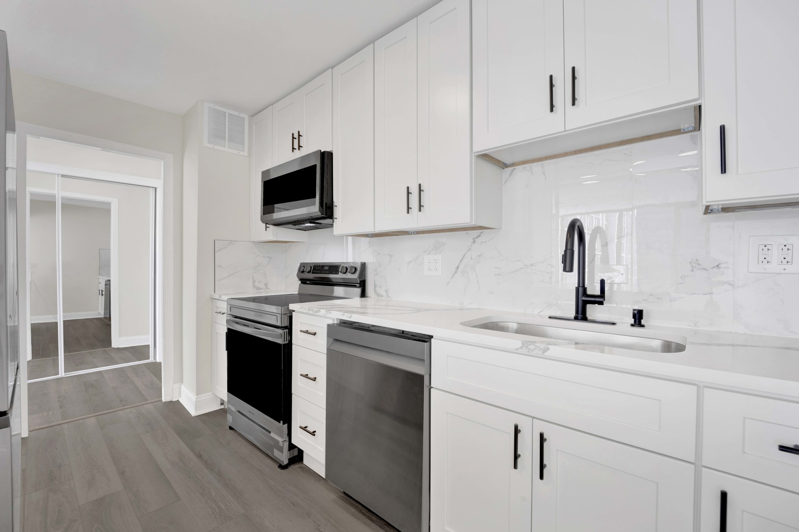 5455 North Sheridan Road, Unit 3506 Chicago, IL 60640 - Photo 5 of 23 Gallery Image 5