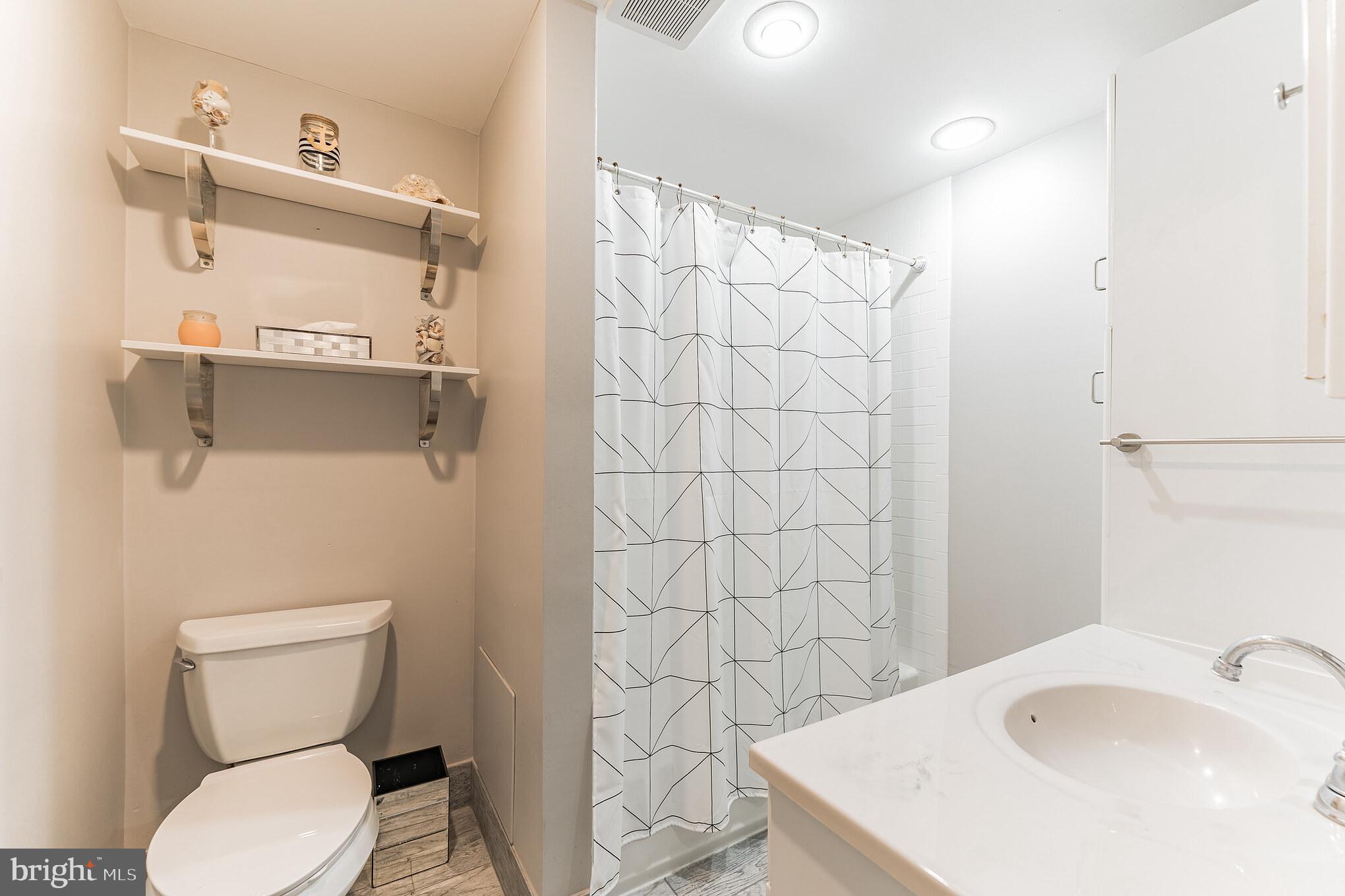 408 Rutledge Avenue Folsom, PA 19033 - Photo 29 of 34 Full hall bath