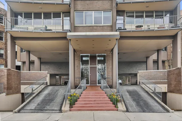 $244,500 | 1919 North Summit Avenue, Unit 1A, Milwaukee, WI 53202