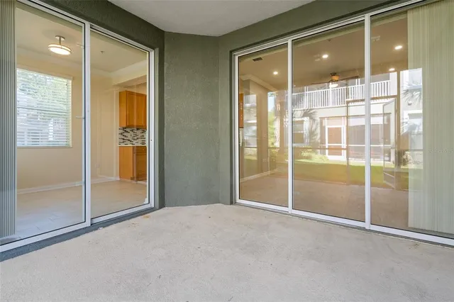 a view of entryway with outdoor space