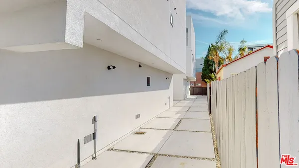 $3,574 | 236 Rosemont Avenue, Unit 1/2, Los Angeles, CA 90026