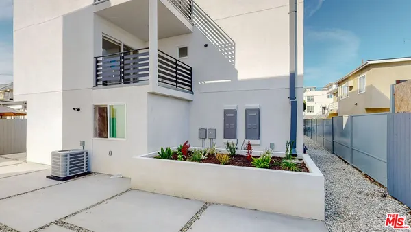 $3,574 | 236 Rosemont Avenue, Unit 1/2, Los Angeles, CA 90026