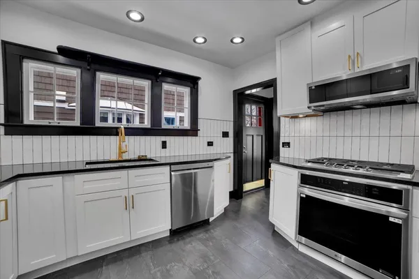 $4,950 | 4941 Montgomery Avenue, Downers Grove, IL 60515