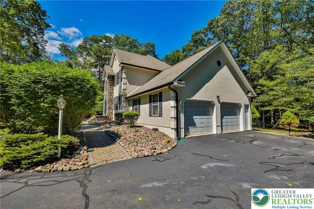 $587,500 | 114 Hollow Drive, Stroudsburg, PA 18360