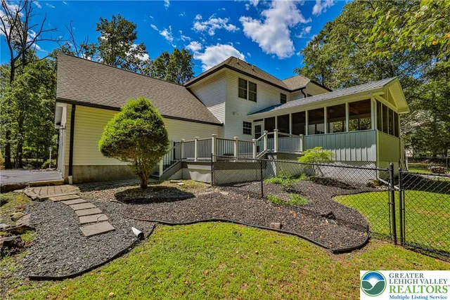 $587,500 | 114 Hollow Drive, Stroudsburg, PA 18360