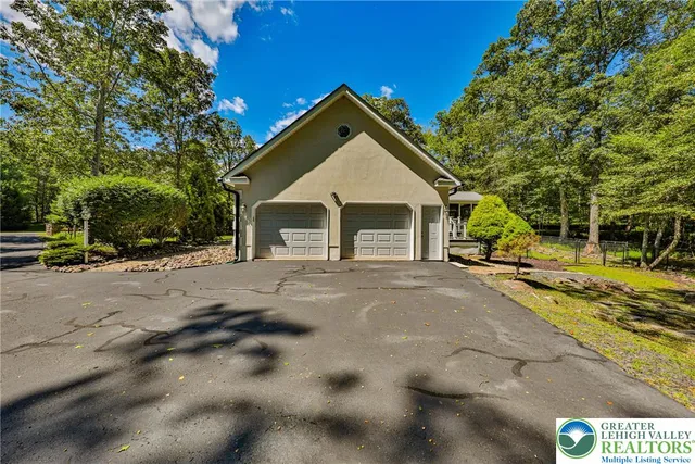 $587,500 | 114 Hollow Drive, Stroudsburg, PA 18360