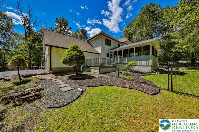 $587,500 | 114 Hollow Drive, Stroudsburg, PA 18360