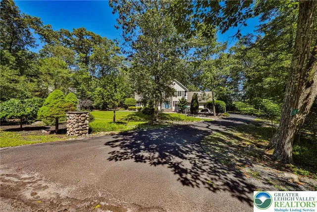 $587,500 | 114 Hollow Drive, Stroudsburg, PA 18360