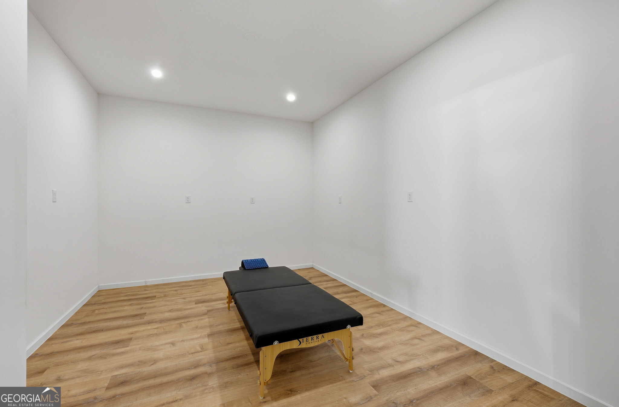 804 Wilshire Road Gainesville, GA 30501 - Photo 40 of 41 a room with a rug