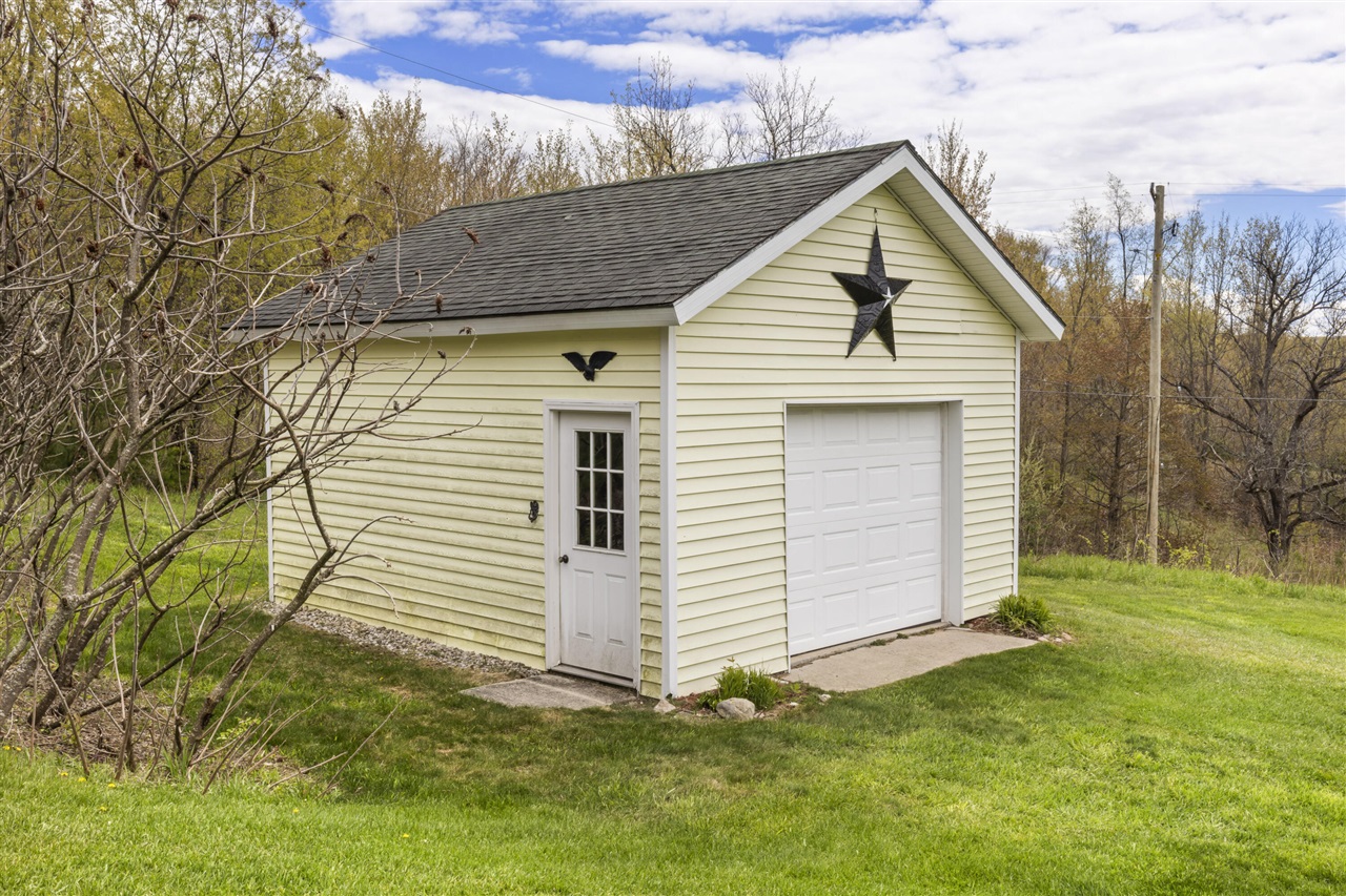 6039 Mick Road Benzonia, MI 49616 - Photo 16 of 62