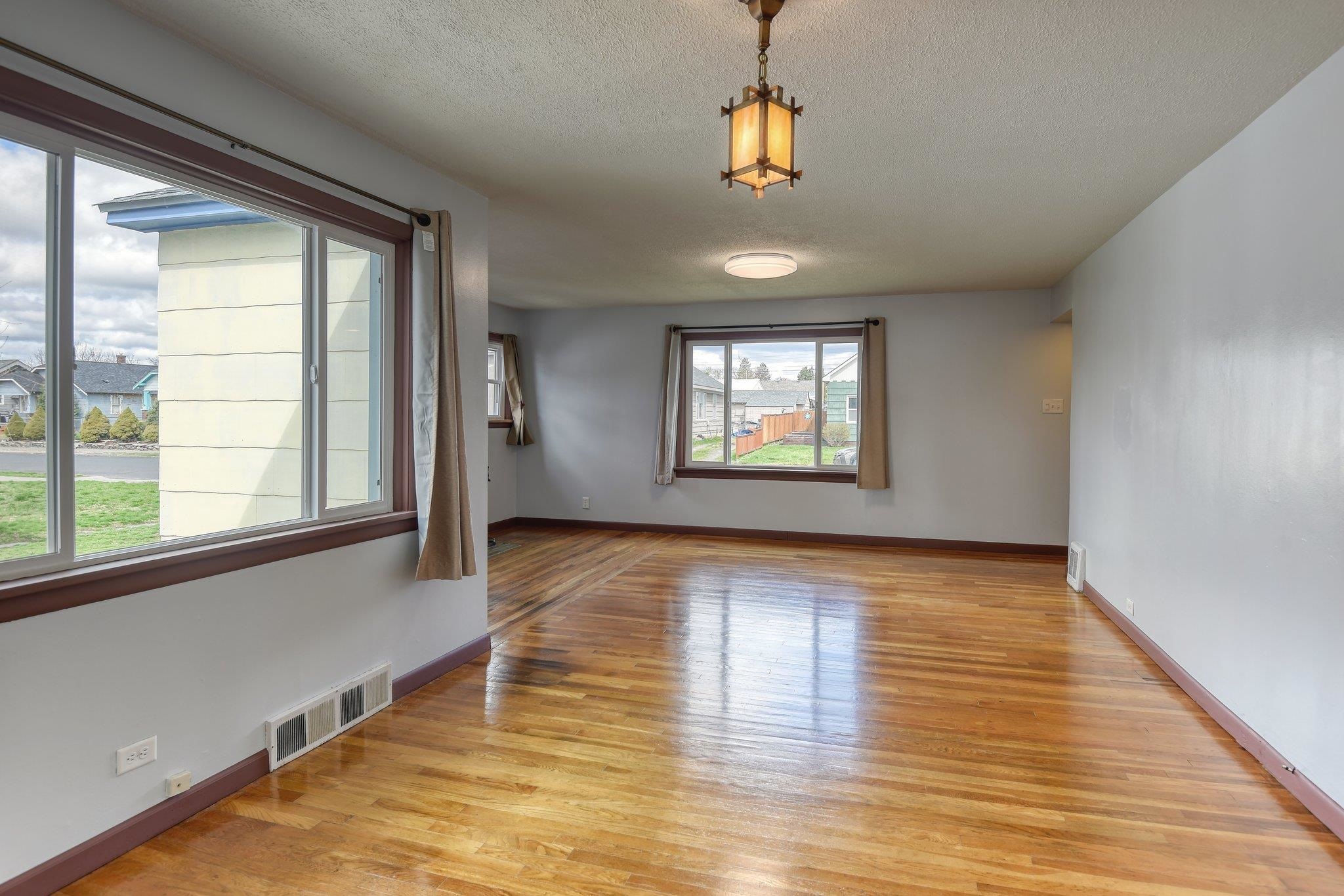 528 East Lacrosse Avenue Spokane, WA 99207 - Photo 5 of 50