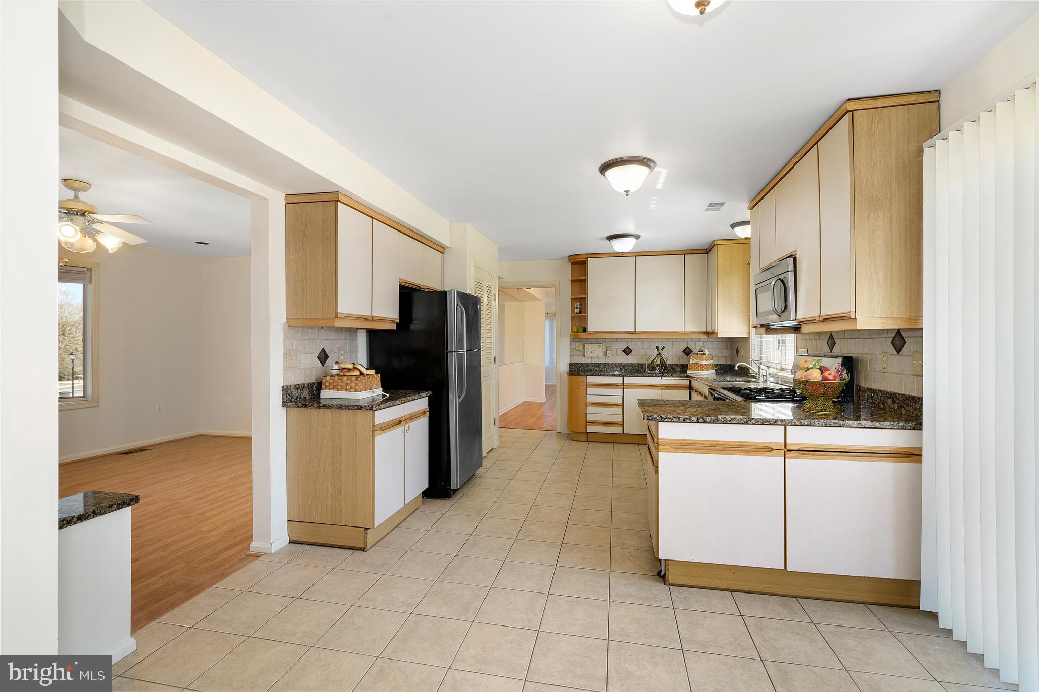 18 Homecrest Court Silver Spring, MD 20906 - Photo 17 of 31 Kitchen Photo #3