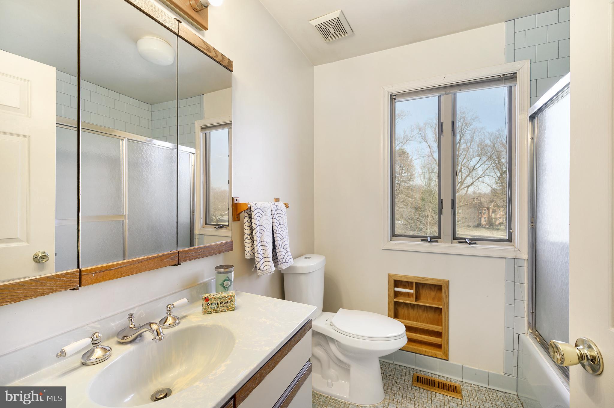 18 Homecrest Court Silver Spring, MD 20906 - Photo 24 of 31 Full Bath Upstairs