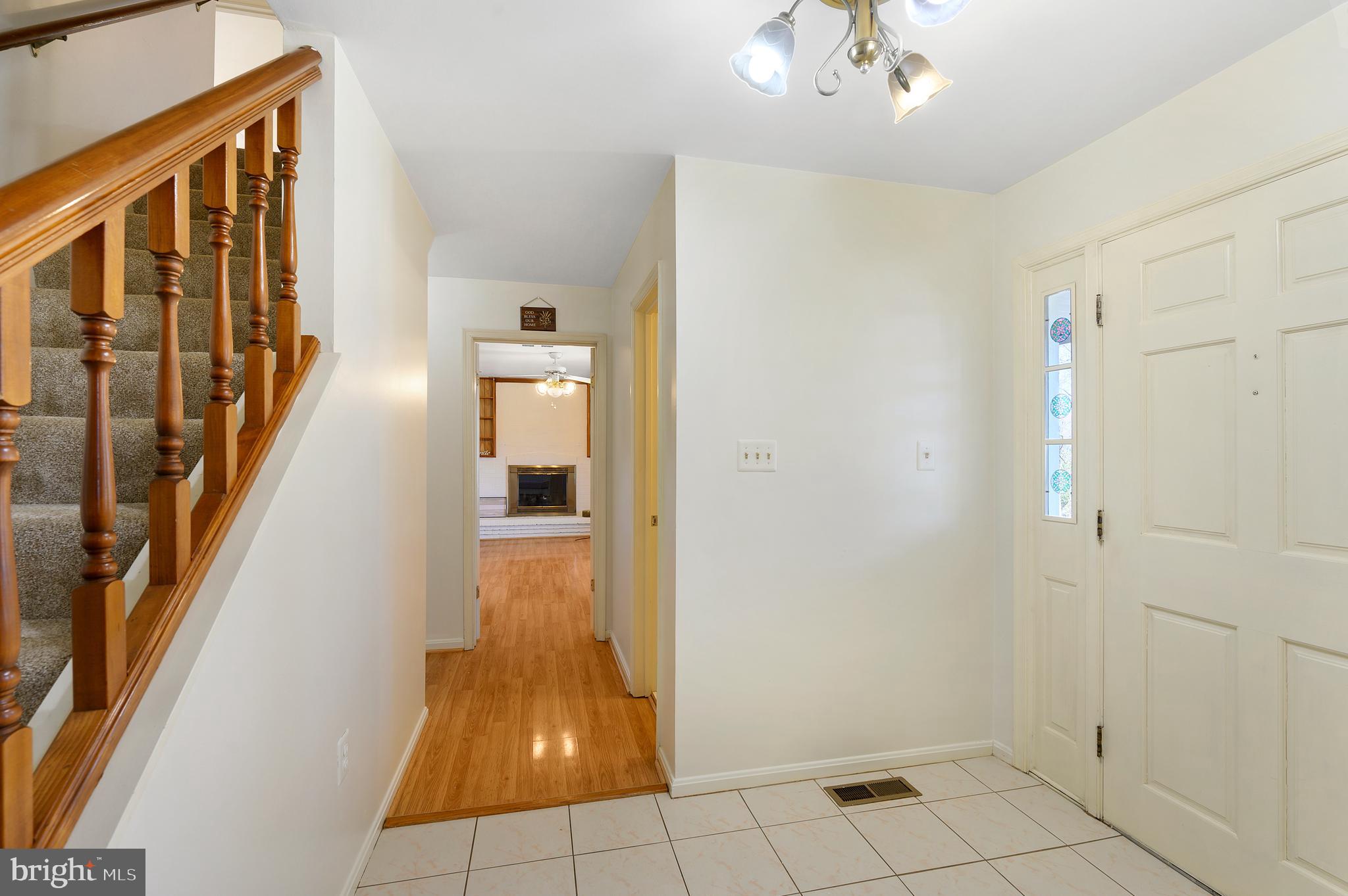 18 Homecrest Court Silver Spring, MD 20906 - Photo 5 of 31 Foyer