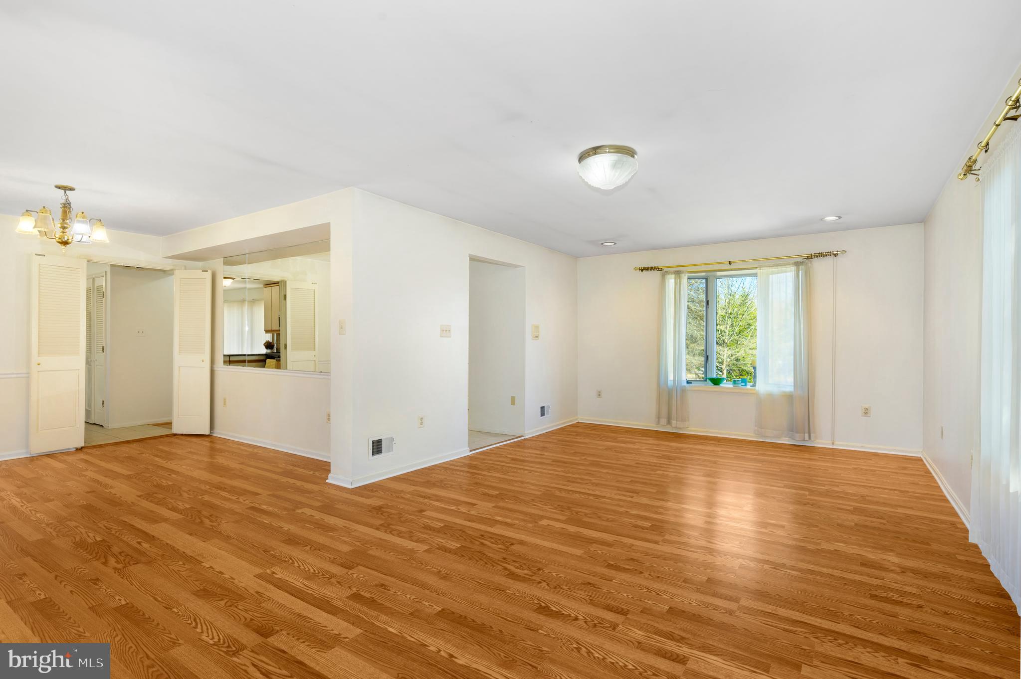 18 Homecrest Court Silver Spring, MD 20906 - Photo 7 of 31 Living Room Photo #2