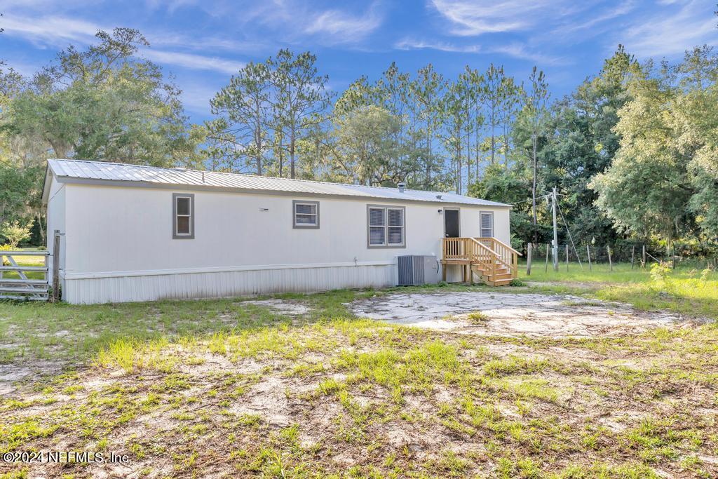 5557 Acadia Street Keystone Heights, FL 32656 - Photo 31 of 32 a view of a back yard of the house