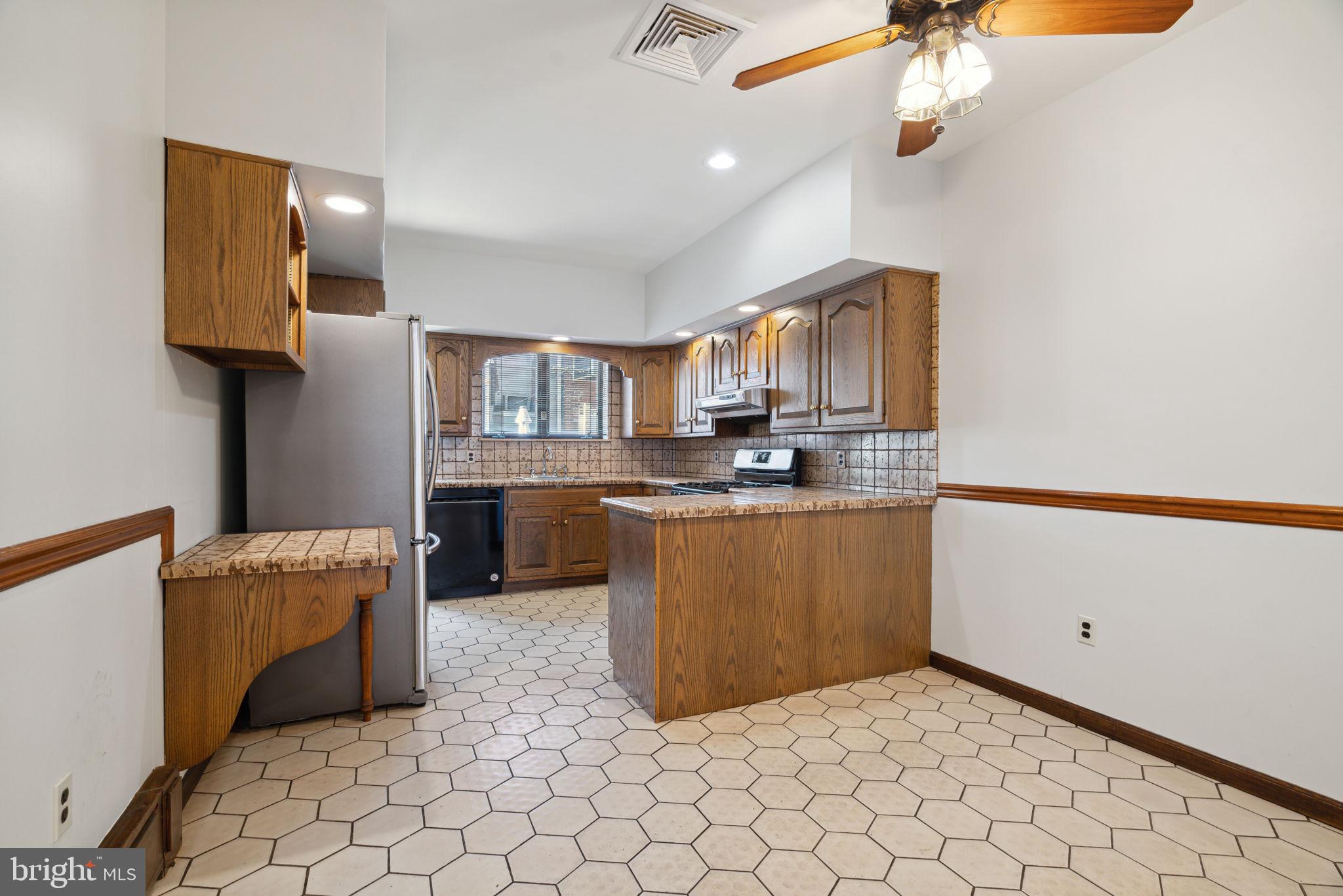 2426 South 20th Street Philadelphia, PA 19145 - Photo 11 of 31