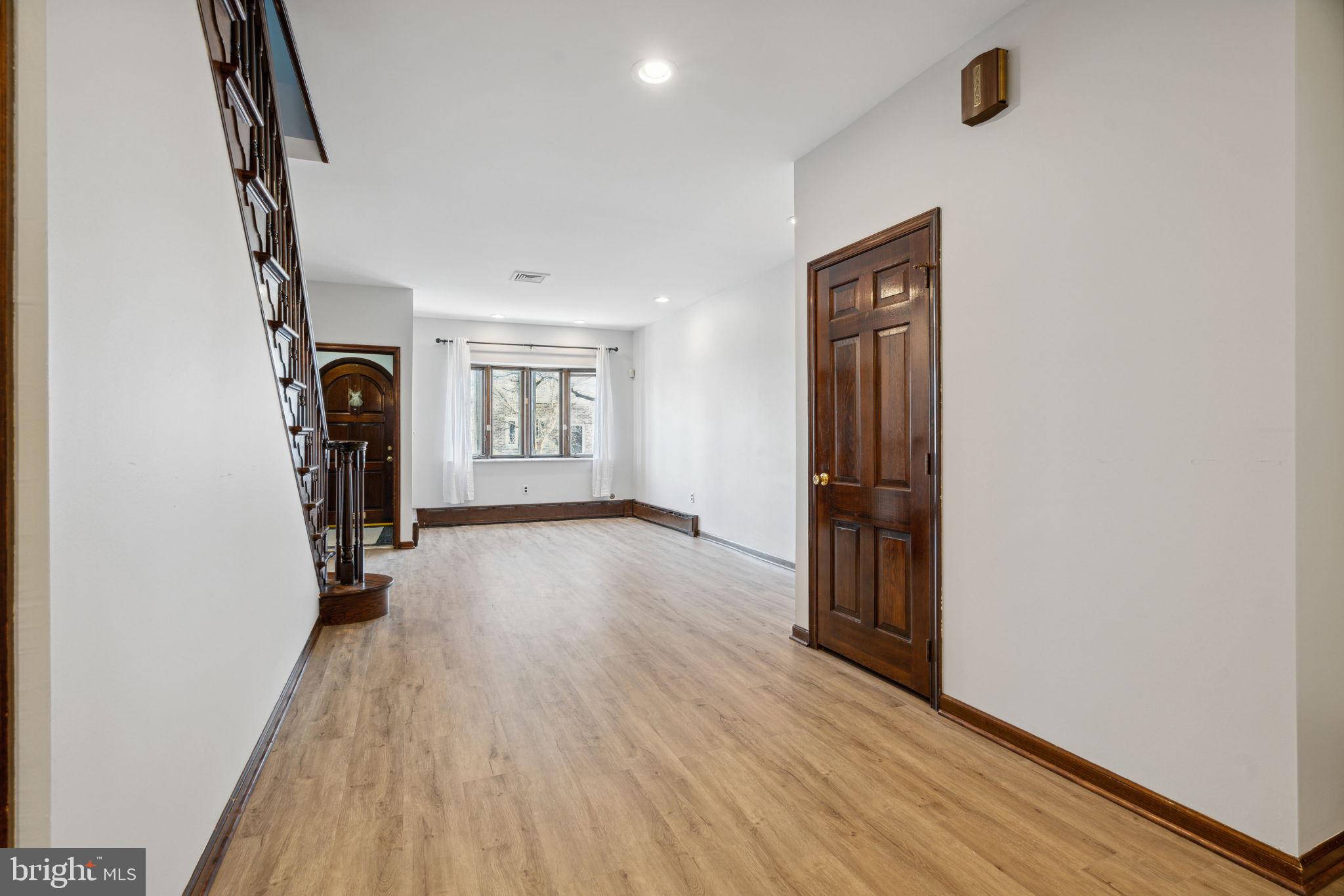 2426 South 20th Street Philadelphia, PA 19145 - Photo 4 of 31