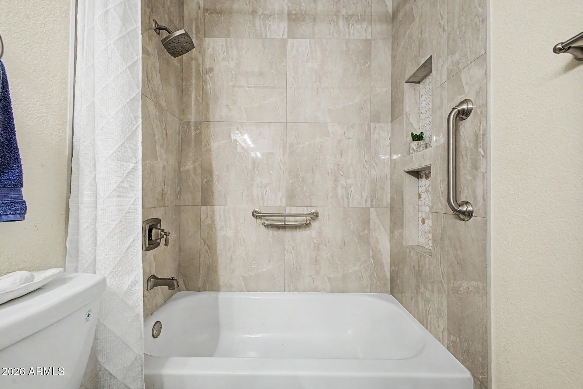 4711 East Piedmont Road Phoenix, AZ 85044 - Photo 23 of 39 32 - Hall Bathroom