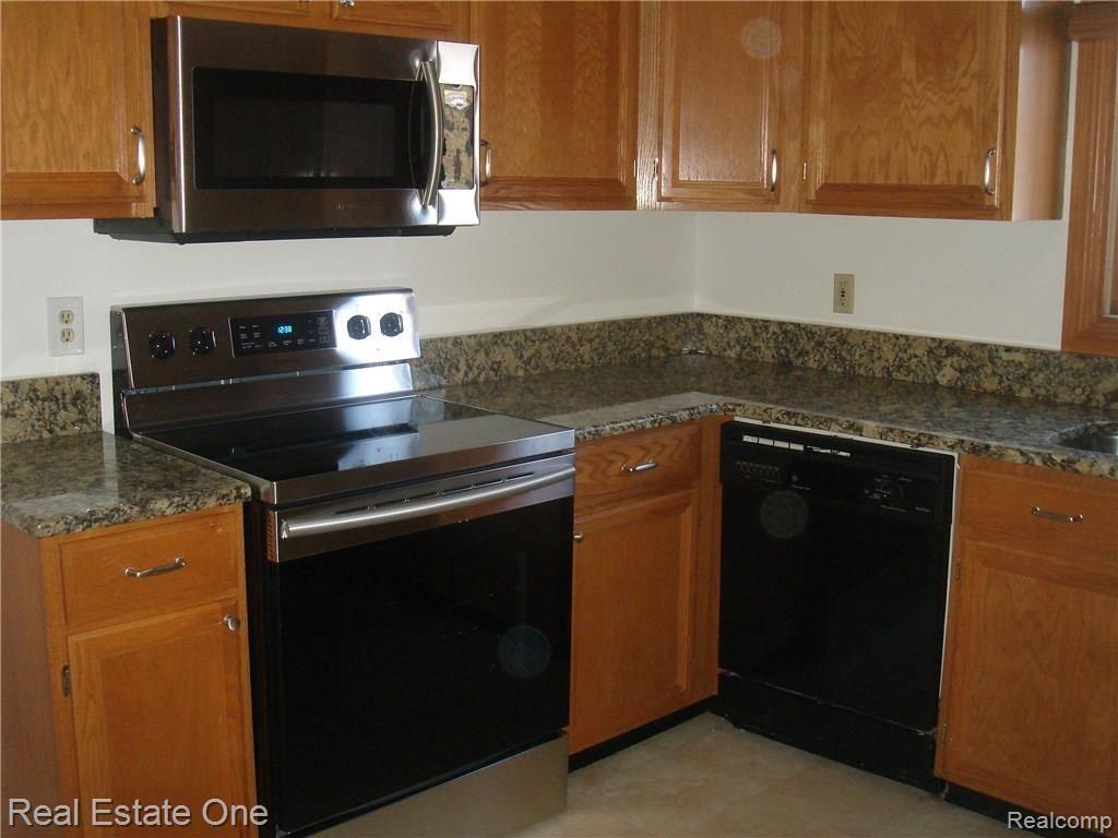 2160 Rochelle Park Drive Rochester, MI 48309 - Photo 7 of 19 New Granite Kitchen counters W/New appliances