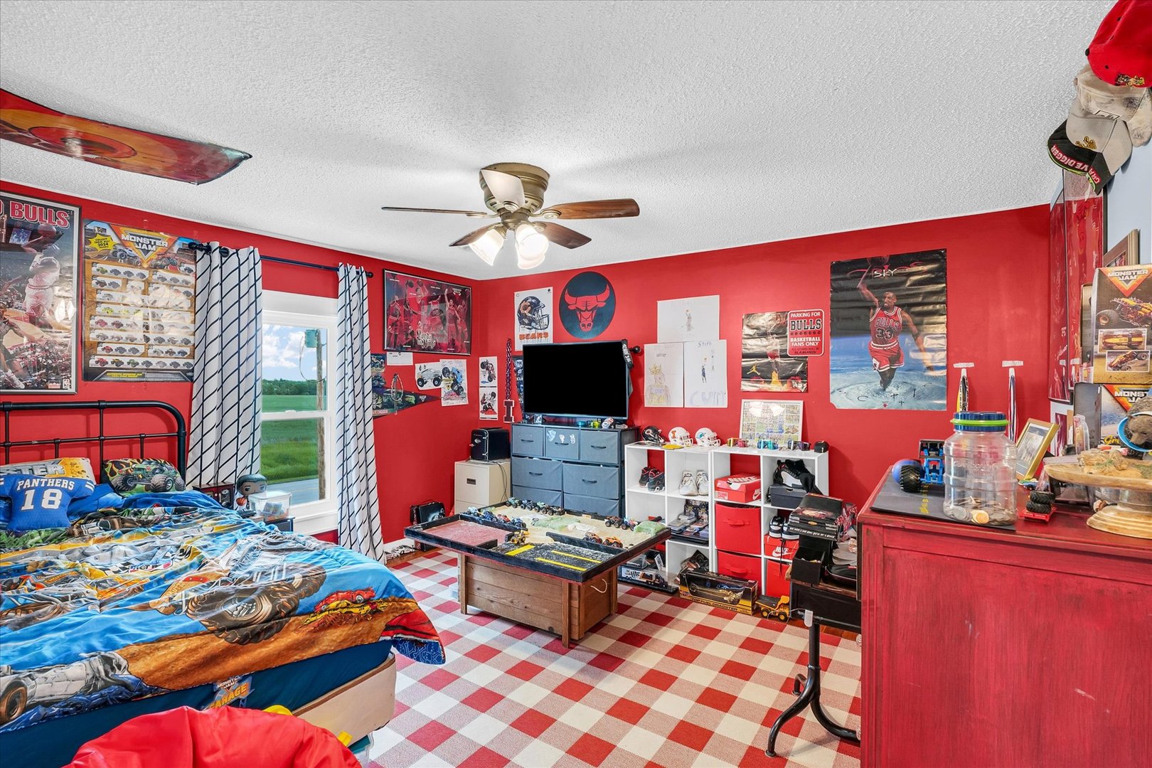 55 North 2600E Road Rankin, IL 60960 - Photo 33 of 48 a living room with patio furniture and a flat screen tv