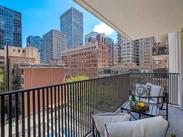 $1,299,900 | 200 East Delaware Place, Unit 8/9C, Chicago, IL 60611