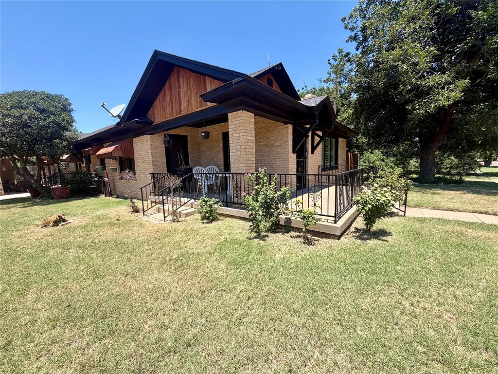 908 Cain Street Quanah, TX 79252 - Photo 2 of 15