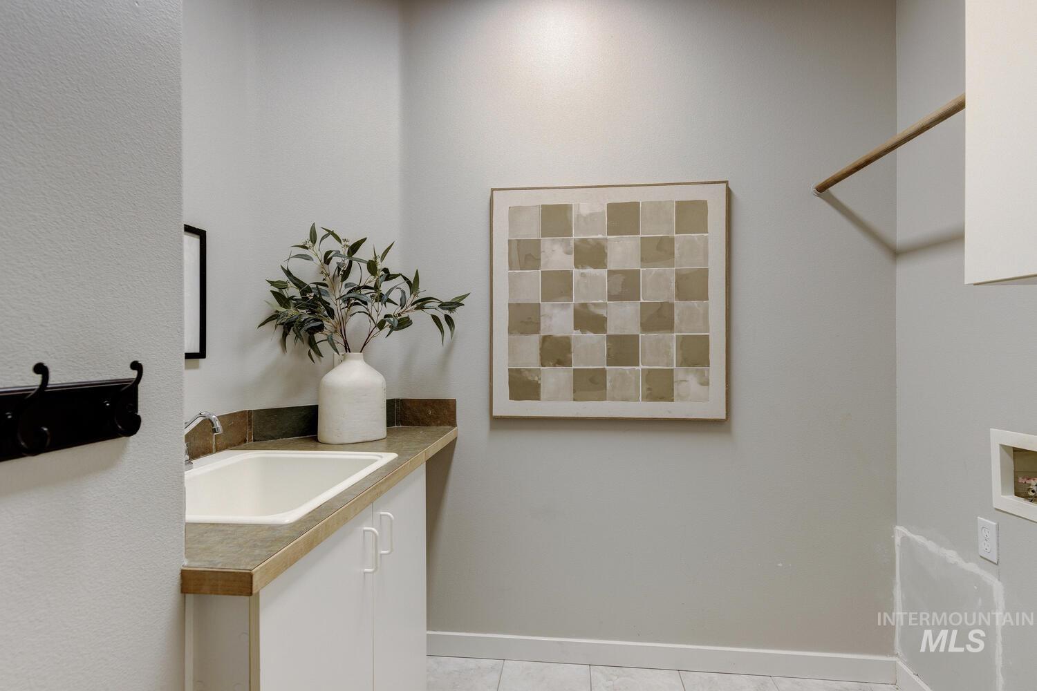 5572 West School Ridge Road Boise, ID 83714 - Photo 36 of 50 Laundry area featuring hookup for a washing machine and light tile patterned flooring