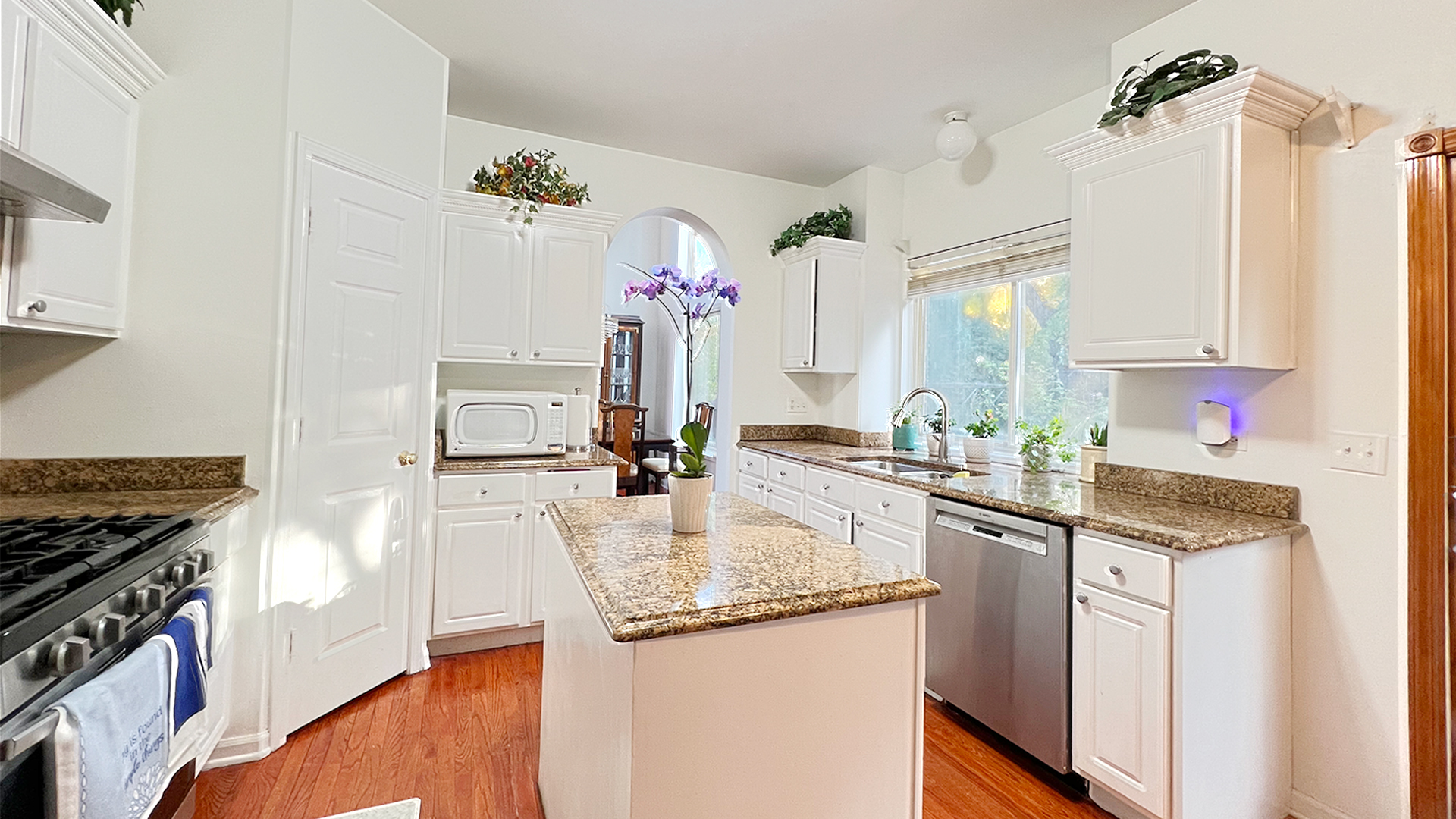 968 Knowles Road Gurnee, IL 60031 - Photo 11 of 33 a kitchen with granite countertop a sink stove and cabinets