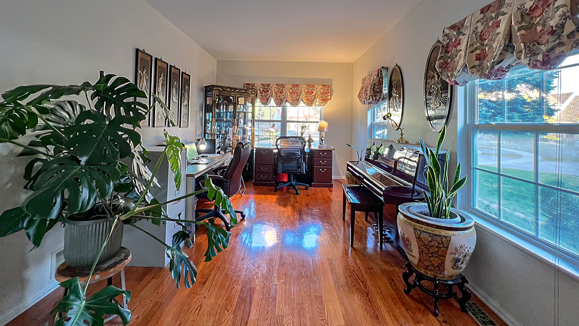 968 Knowles Road Gurnee, IL 60031 - Photo 16 of 33 a living room filled with furniture and a potted plant