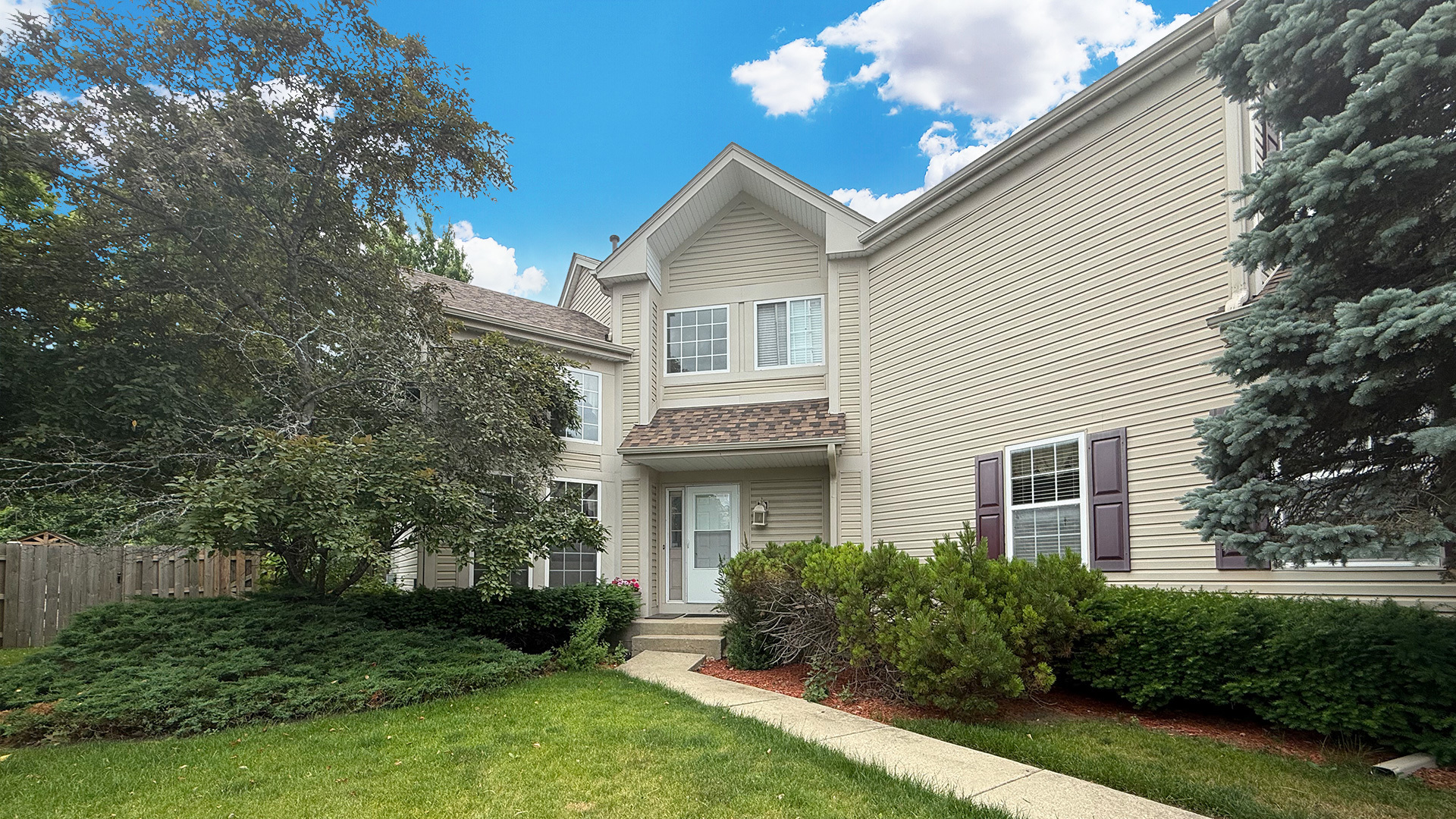 968 Knowles Road Gurnee, IL 60031 - Photo 2 of 33 a front view of a house with plants and garden