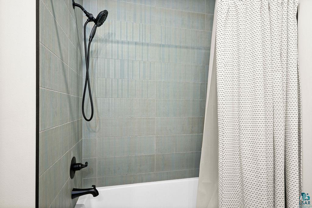 2236 Hoover Street Duluth, MN 55811 - Photo 25 of 52 Bathroom with shower / bathtub combination with curtain