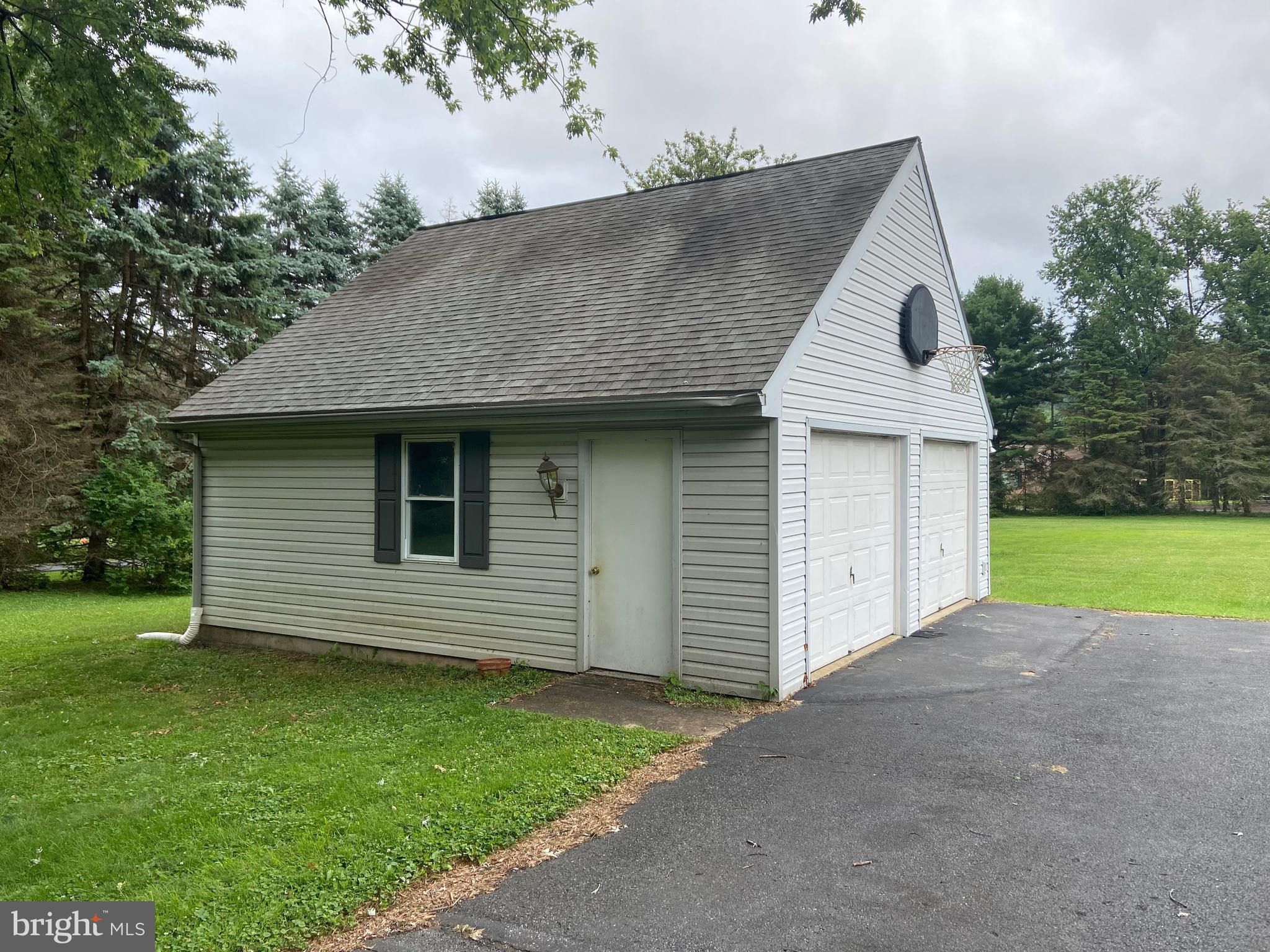 1586 Cedar Top Road Reading, PA 19607 - Photo 4 of 6