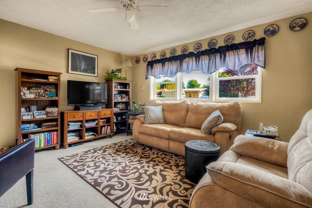 2606 Northeast 9th Street Renton, WA 98056 - Photo 2 of 12