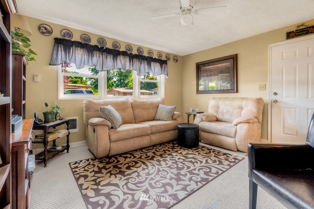 2606 Northeast 9th Street Renton, WA 98056 - Photo 3 of 12