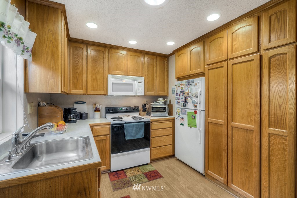 2606 Northeast 9th Street Renton, WA 98056 - Photo 4 of 12