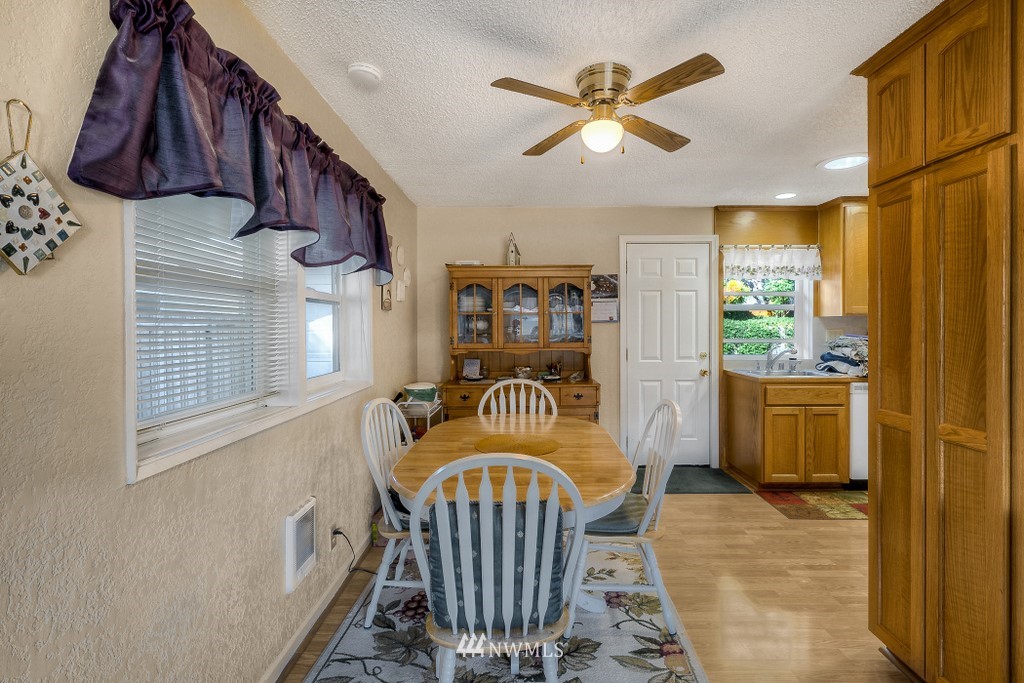 2606 Northeast 9th Street Renton, WA 98056 - Photo 5 of 12