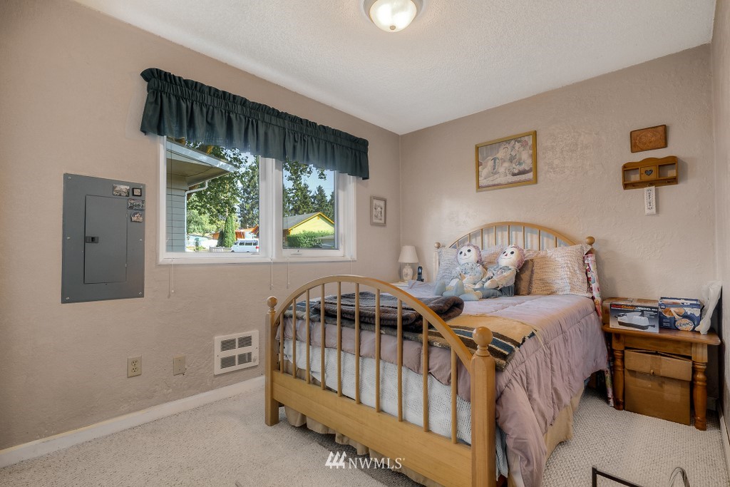 2606 Northeast 9th Street Renton, WA 98056 - Photo 9 of 12