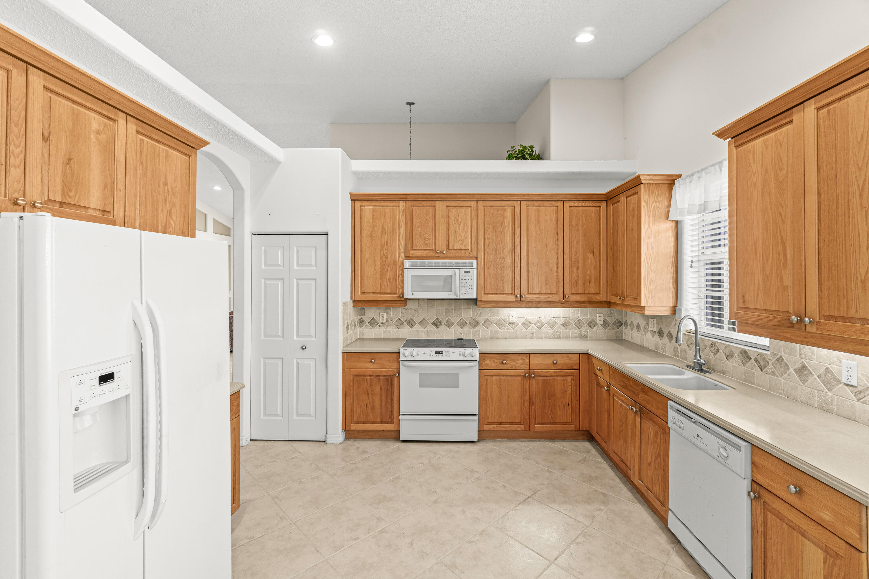 6252 Heliconia Road Delray Beach, FL 33484 - Photo 16 of 38 Kitchen 3