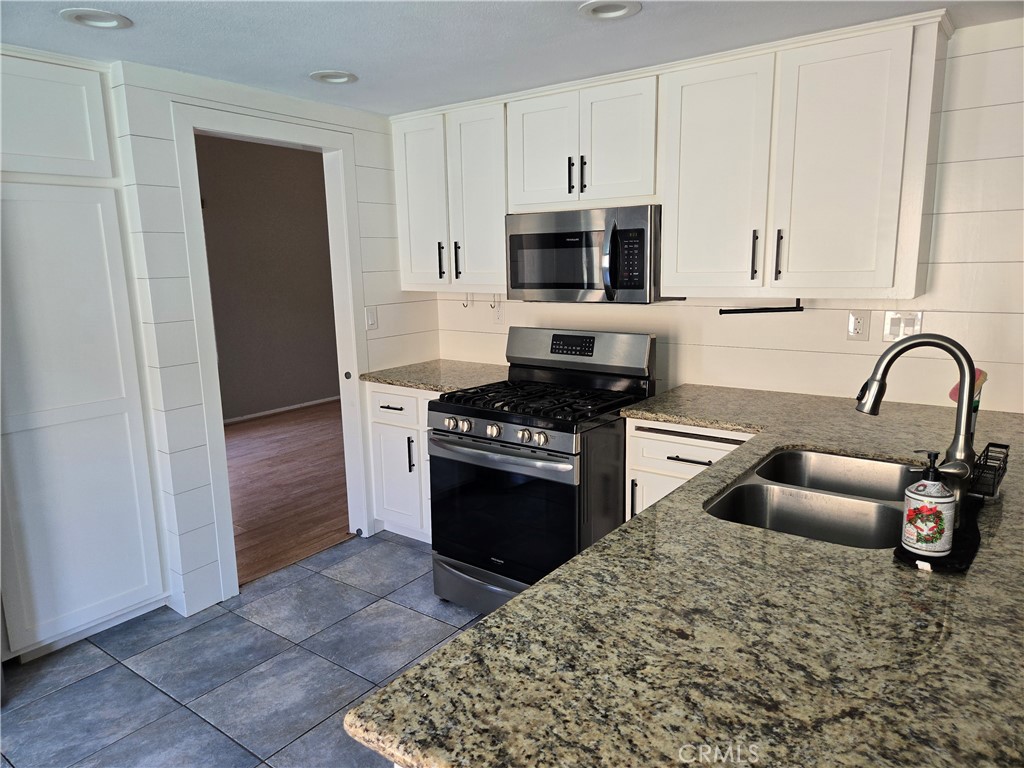 15721 Lake Ridge Road Lake Elsinore, CA 92530 - Photo 9 of 24